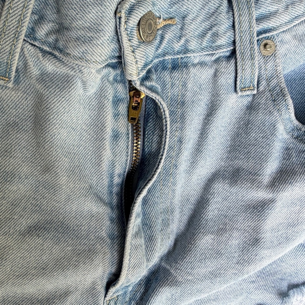 Levi Strauss High Waisted Mom Shorts Light Wash Distressed Denim Size 30 - Picture 6 of 11
